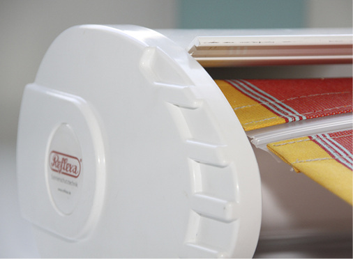 
Ein 30 cm breiter Streifen an Markisentuch verbleibt bei dem fixklip-System auf der Welle und soll einen einfachen Tuchwechsel ermöglichen.



