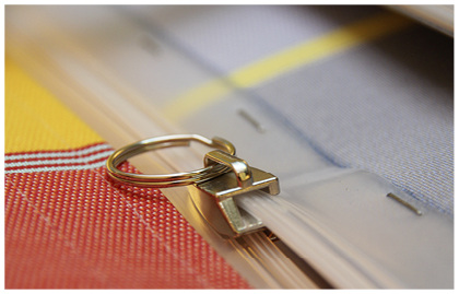 <p>
Mit dem Zipper werden das vorkonfektionierte Markisentuch und der Montagestreifen auf der Tuchwelle verbunden. 
</p>

<p>
</p> - © Foto: Reflexa

