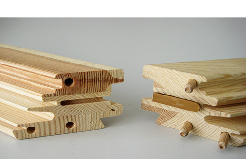 

Rahmeneckverbindungssystem der Firma Hoffmann-Schwalbe (www.hoffmann-schwalbe.de): Durch die Kombination von Schwalben mit Dübeln werden laut Hersteller außerordentliche Dauerhaftigkeitswerte bei Druck- und Zugbelastungen erreicht. Das System basiert auf gekonterten Gehrungsecken an den Rahmen- und Flügelteilen, die mit der Hoffmann-Schwalbe verbunden sind.

