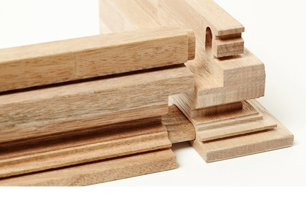 

Oertli Connect (

www.oertli.ch

): An der Fensterkantel wird der Zapfen mit einem Vollhartmetall Schrupp-Schlicht-Fräser ausgefräst und gerundet. Verzapft mit den Langlöchern am Gegenstück bildet sich eine formschlüssige und stabile Eckverbindung.

