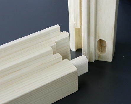 





Die Prüller-Ecke (

www.prueller-fenster.de

), die gemeinsam mit dem Werkzeuganbieter Zuani (

www.zuani.de

) entwickelt wurde, besteht aus zwei Rundzapfen und einem zusätzlichen Stützzapfen. Bei der Holz-Alu-Fensterecke sorgt eine Gehrungsfräsung für noch mehr Stabilität und ein schickes Eckendesign. Schrauben sorgen für eine nötige Anfangsfestigkeit.

