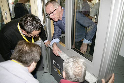 
Begeisterte Händlerkunden: Die neuen Systeme werden genau unter die Lupe genommen.
