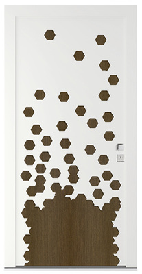 
Kontrastprogramm auf einer Holz-Alu-Haustür: Helles Aluminum auf dunklem Holzdekor. 
