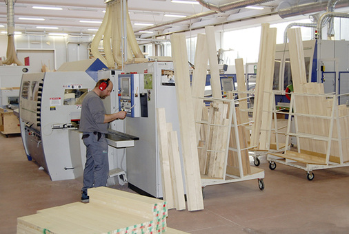 
Zuarbeiter: Powermat 500 für das Aushobeln von Glasleisten, Sprossenprofilen und Wetterschenkeln.
