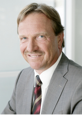 
Jürgen Hoffmann ist Leiter der Geschäftseinheit Fenster/Fassade Zentral Europa beim Profilhersteller Rehau.
