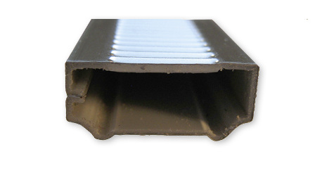 
Das Edelstahl-System Nirotec EVO erreicht mit minimalen Wandstärken von 0,06 mm und Biopolymerverstärkung, vergleichbar gute Psi-Werte wie die Kunststoff-Profile.
