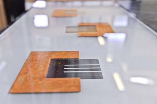 
Auch besondere Materialien für die Applikation auf Glas lassen sich umsetzen, wie hier im Bild individuell designte Isoliergläser für Haustürfüllungen.
