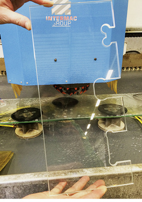 
Komplexe Glasauschnitte werden mit CNC-Anlagen in der Glasveredlung von Teutemacher gefertigt.
