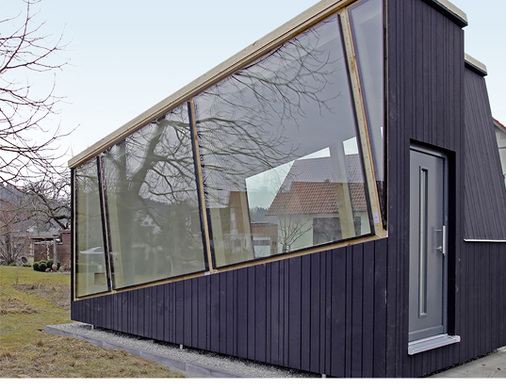 



Am Lehrstuhl von Prof. Bernhard Weller werden Glasbau-Forschungsprojekte, wie dieser Pavillion aus statisch tragenden Holz-Glas-Komposite, umgesetzt. Die Skelettkonstruktion wird hier durch die geklebte Holz-Glas-Verbundfassade ausgesteift. 
