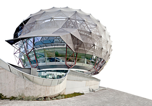 
Durch das Vordach aus Textilgewebe wird der Haupteingang deutlich betont.
