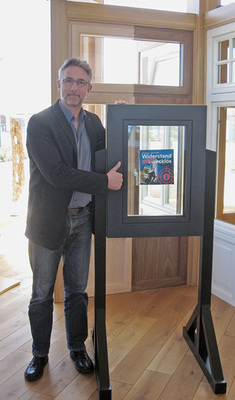 
Die geka exklusiv GmbH im niedersächsischen Meppen positioniert sich auf ihrer Homepage u. a. als Spezialist für individuell gefertigte Fenster und Haustüren. Auch deshalb kam dem Team um Geschäftsführer Heinz Niemöller die Roto-Initiative bestimmt gerade recht. „Daumen hoch“ hieß es bei dem über 80 Jahre alten Unternehmen mit derzeit rund 50 Mitarbeitern. Es integrierte sich in die Aktion mit ihrer prominenten Einbindung auf der Website, der Nutzung der Endverwenderbroschüre und der Verlinkung auf 

www.quadro-safe.com.

Außerdem erhielten die Handelspartner einen Newsletter, der über die Kampagne und die angebotenen Unterstützungsmaterialien informierte.
