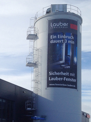 
Simone Lauber, zuständig für Marketing und Kommunikation bei der Gregor Lauber Fensterbau GmbH, war von der Roto-Initiative sehr angetan: „Die Kampagne kommt genau zum richtigen Zeitpunkt. Wir haben in unserer Region derzeit sehr hohe Einbruchzahlen und werden oft von Kunden auf die Themen Sicherheit und Einbruchschutz angesprochen. Die Quadro-Safe-Materialien sind ein wertvolles Mittel, um einbruchhemmende Möglichkeiten rund ums Fenster leicht zu erklären. Um zu verdeutlichen, dass Widerstand gegen Einbrecher möglich ist, haben wir außerdem an unserem Spänesilo ein großes Banner angebracht.“ Dazu gab es Veröffentlichungen in der Lokalpresse, Einbindung in eine Händlerschulung und eine spezielle Quadro-Safe-Seite in der aktuellen Firmenbroschüre.
