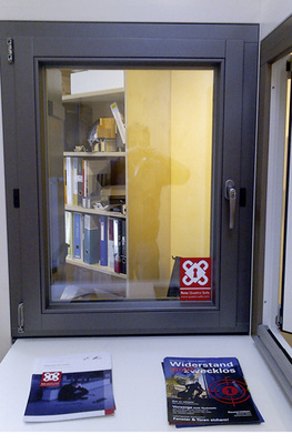 
Eine über 100-jährige Fensterbau-Erfahrung kann die Josef Vogl GmbH & Co. KG vorweisen. Das Familienunternehmen im bayerischen Holzkirchen will in Zukunft das Sicherheitsthema aktiv besetzen und hat sofort bei der Roto-Kampagne mitgewirkt: Die Infobroschüre und der achtseitige Einbruchschutz-Sonderdruck wurden ausgelegt. Auch die Nutzung der angebotenen PR-Unterstützung war erfolgreich: Der Einsatz des vorbereiteten Pressetextes bewirkte prompt die gewünschte Veröffentlichung in einem lokalen Medium. Und: Firmenchef Josef Vogl berichtet über mehrere konkrete Endkundenanfragen, die aus der Lenkungsfunktion des Aktionsportals 

www.quadro-safe.com

resultierten.
