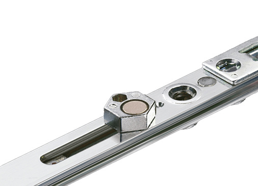 
Aerocontrol: Ein Magnetschalter überwacht den Öffnungszustand und meldet diesen an eine zentrale Überwachungseinheit.
