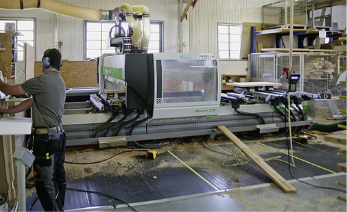 <p>
Komplette Auslastung: Auf der Biesse Rover CNC-Anlage werden Fensterkanteln und Treppenstufen bearbeitet.
</p>
