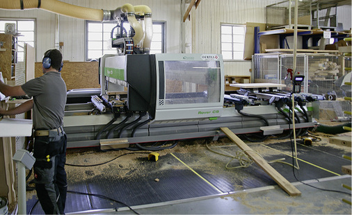 
Komplette Auslastung: Auf der Biesse Rover CNC-Anlage werden Fensterkanteln und Treppenstufen bearbeitet.
