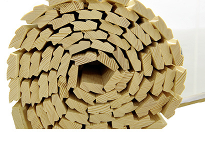 



Schon der Blick auf den Materialquerschnitt der Holzrollladenprofile lässt eine hohe Widerstandsfähigkeit gegen Zerstörung vermuten. Die Verbindung der einzelnen Stäbe mit Drahtklammern tut ihr Übriges, um dem Einbruchversuch zu wiederstehen.
