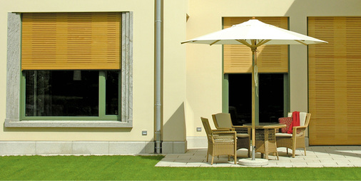 
Mit der Möglichkeit Lüftungsschlitze in das Holzrollladenprofil einzufräsen, besitzt der Rollladen den wesentlichen Vorteil auch im ganz geschlossen Zustand eine Lüftung des Innenraums zuzulassen.



