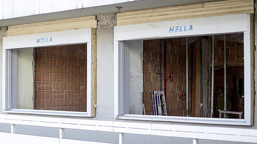 



Als „Quantensprung für Planer und Bauherren“ bezeichnete Hella sein bereits auf der BAU und R+T vorgestelltes TraveFrame-System. Laut Geschäftsführer Martin Troyer werden bald alle Fenster so eingebaut.
