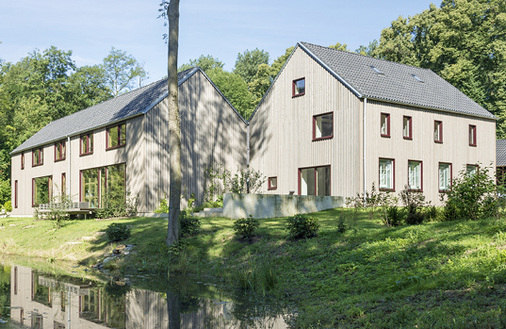 



Der ganzheitliche Ansatz von Siegenia wirkte sich positiv auf die Modernisierung des Feldhofs in Frechen-Bachem aus: Hier setzte Krebbers Beschläge, Fensterlüfter und Schließtechnik für Türen ein. 

