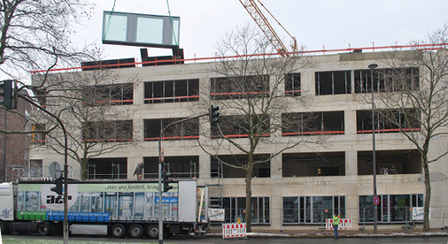 
Höchstleistungen auch bei der Montage: Für den Neubau des Erzbischöflichen Berufskollegs produzierte Krebbers knapp 80 Metall-Holz-Kastenfenster, deren Breite bis zu 9,50 m beträgt. 
