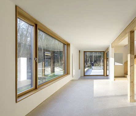 



Die Holz- bzw. Metall-Holzfenster im Feldhof stattete Krebbers mit dem verdeckt liegenden Beschlag Titan axxent 34 aus – und die Türen mit KFV Mehrfachverriegelungen und A-Öffnern. 
