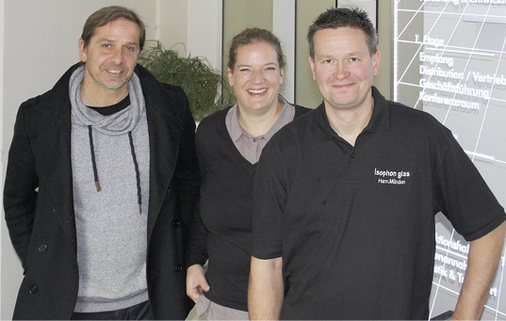 
Stehen für ein erfolgreiches Familienunternehmen (v. r.): Geschäftsführer Torsten Bold, seine Frau Sylvia, die bei Isophon die Verwaltung leitet, und Mike Förster, Leiter Business Development.
