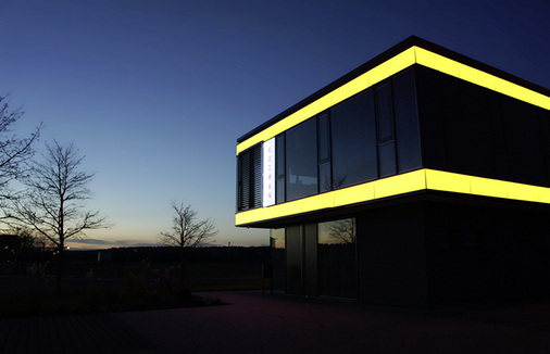 
Der Veredler ist in der Lage, Gläser bis zu einem Maximalmaß von 3,2 x 10 m bei zweiseitiger Lichteinspeisung homogen auszuleuchten, wie hier für diese Fassade als einfarbige Variante …
