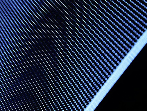 
Mit seinem Laserbearbeitungscenter kann Isophon heute fast alle Glasarten bis zu einer Fläche von 4 x 10 m an der Oberfläche und im Glas lasergravieren.
