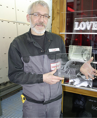 
Thorsten Luck ist einer der drei Laserspezialisten im Werkstatt-Team des Glasveredlers.
