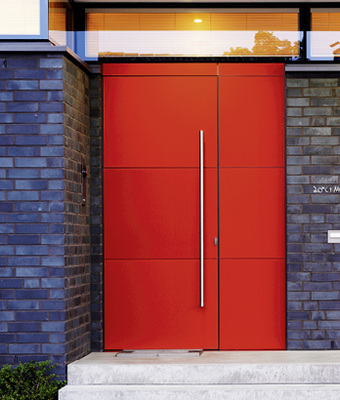 
Hier eine Haustür mit vollflächiger Glasoberfläche und darüber eine geklebte SG-Fassade, beides von Mebatec.
