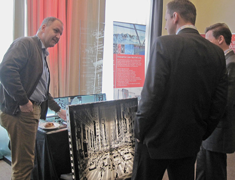 
In der begleitenden Ausstellung konnten sich die Besucher über neue Produkte informieren, hier über lasergraviertes, hinterleuchtetes Glas.
