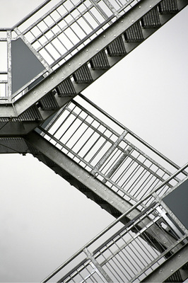 



Die sogenannte „Nottreppe“ ist eine notwendige Treppe, für die § 34 der MBO uneingeschränkt gilt. Die häufig als Außentreppe geplante Ausführung muss dabei den allgemein anerkannten Regeln der Technik entsprechen. 
