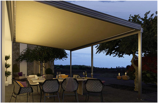 
Outdoor-Living liegt im Trend. Frei stehende Sonnenschutz-Lösungen mit zwei vorderen Stützpfeilern nehmen dabei deutlich zu. 



