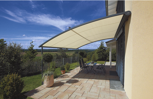 



Neben den klassischen Ausführungen mit geraden Führungsschienen werden auch gebogene Anlagen angeboten, die über ein Zip-System die Stoffbespannung seitlich über den gesamten Anlagenausfall fixieren.
