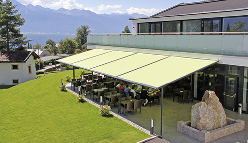 



Im Gastronomiebereich werden Pergolasysteme aufgrund ihrer Konstruktionsbauweise bevorzugt eingesetzt. Neben der festen örtlichen Montage können die Systeme mit Ständersystemen auch nur saisonal aufgebaut werden. 
