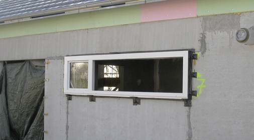 



Vorwandmontage eines Passivhausfensters: Der Fensterrahmen sitzt vor dem Mauerwerk in der späteren Dämmebene.
