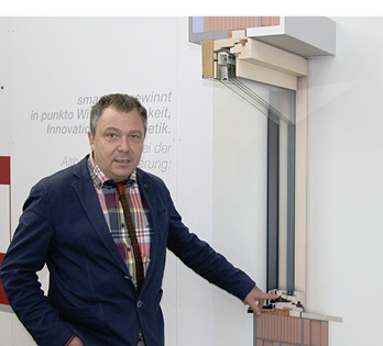 



Franz Freundorfer (optiwin): „Bisher war die Jalousie untrennbar mit der Isolierglasscheibe verbunden. Beim Defekt der Jalousie musste die gesamte Scheibe getauscht werden. So etwas ist mit unseren Grundsätzen nicht vereinbar.“
