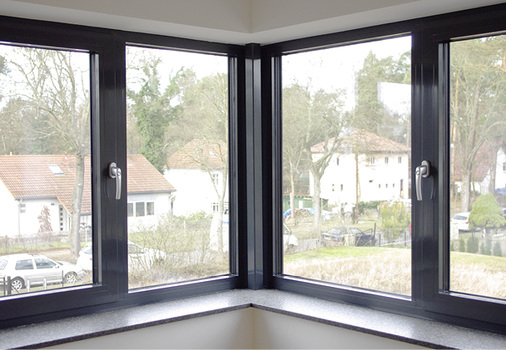 <p>
Die Alu-Fenster als Eckrandlösung im ersten Stockwerk.
</p>