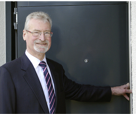 



Gesellschafter des Unternehmens und Präsidiumsmitglied des Verbands Fenster + Fassade, Franz Hauk, begrüßt die Besucher zur Exkursion durch das Plus-Energie-Haus.
