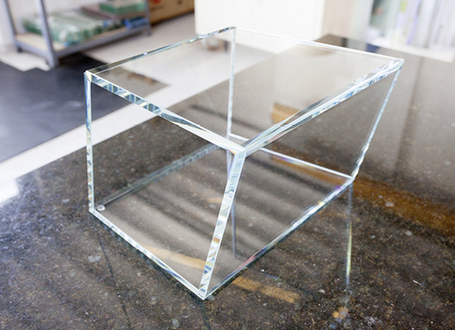 <p>
Eine Stärke ist das Verkleben von Glas, hier ein Beispiel für ein Objekt mit unterschiedlichen Winkeln. Das UV-Kleben erfolgt bei Brüdgam ausschließlich auf Granit, was eine ganz plane Auflagefläche garantiert.
</p>