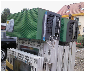 



Aufsatzrollläden können getrennt mit dem Fenster oder zusammengebaut auf der Baustelle angeliefert werden. 
