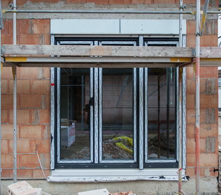 



Fertig an der richtigen Position montiert, können Führungsschienen und Rollladenkasten sauber in die Gebäudefassade eingebunden werden.
