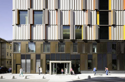 
Die insgesamt 200 Faltschiebeläden bestehen aus sechs bis zehn Lamellenelementen aus Lochblech (Rv4–8) und sind bis zu 4 m hoch (Neubau: 300 mm Breite x 360 mm Höhe, Altbau: 400 x 400 mm). 
