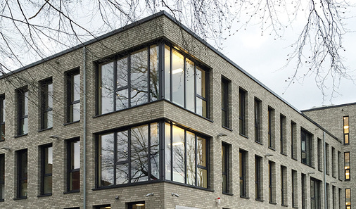 
Die Josef Baumeister GmbH aus Borken realisierte die 110 Kunststofffenster mit dem „System 76“ inklusive Dreifach-Verglasung mit 42 mm Glasstärke (UW = 0,90 W/(m²K)). In edlem Anthrazit ausgeführt machen die Fenster auch optisch eine gute Figur.
