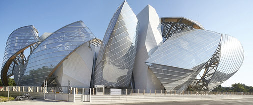 
Gerade Wände oder rechte Winkel sucht man im Gebäude und in der Fassade vergeblich. 
