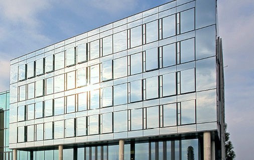 



Auch die Diskussion Sonnenschutzglas versus Sonnenschutz sollte einfacher werden, weil jetzt Gleiches mit Gleichem verglichen werden kann.
