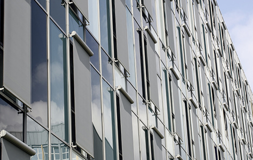 



Außen liegender textiler Sonnenschutz wird zukünftig nicht nur in seiner Farbe, sondern auch im Zusammenspiel mit dem Fenster gesehen.
