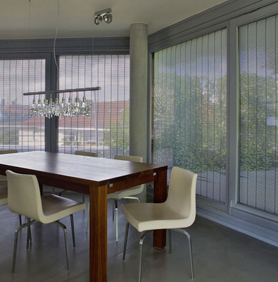 



In der Variante s-onro wird der Lichteinfall aufgrund der speziellen Profilgestaltung optimiert und die Blendung vermieden. 
