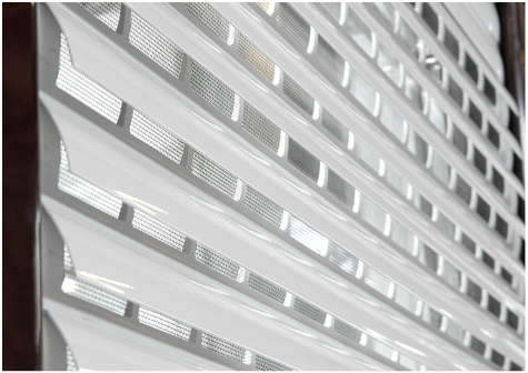 



Ausstellbare Lamellen und Insektenschutz schaffen viel Lichteinfall bei herabgelassenem Rollladenpanzer und versperren dem Ungeziefer den Zugang nach innen. 
